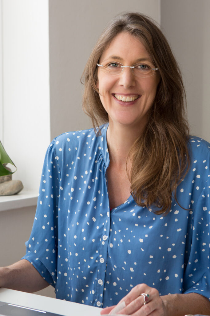 freundliche Therapeutin für craniosacrale Osteopathie Maren Brinkmann, Heilpraktikerin in heller Praxis – Anamnesesgespräch, mit persönlicher Betreuung.